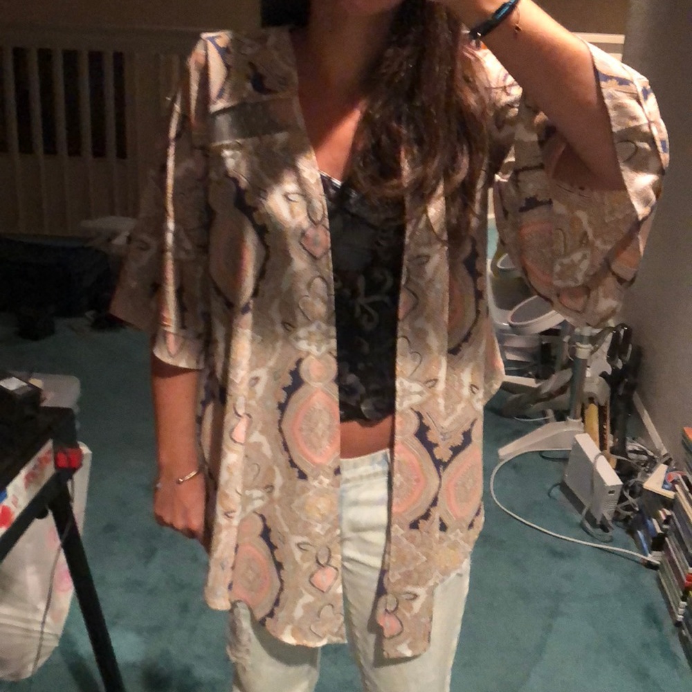 BCBGENERATION white and pink kimono